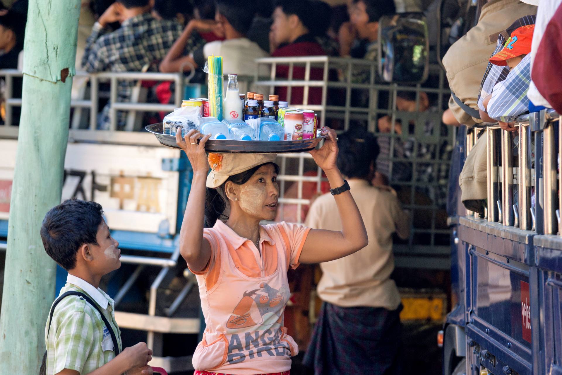 Geschäftstüchtig, aber nicht aufdringlich, bieten Einheimische den Besuchern des Goldenen Felsens ihre Produkte zum Kauf an.